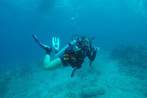  Spanish alumna and marine biologist Abby Knipp doing scuba in the Caribbean